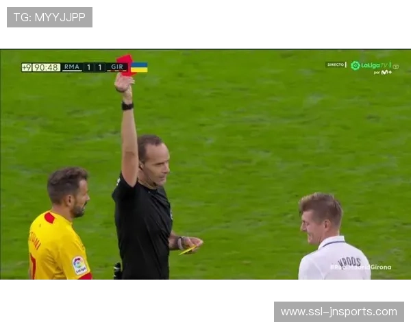 维尼修斯禁区倒地引争议，裁判专家认为判罚正确